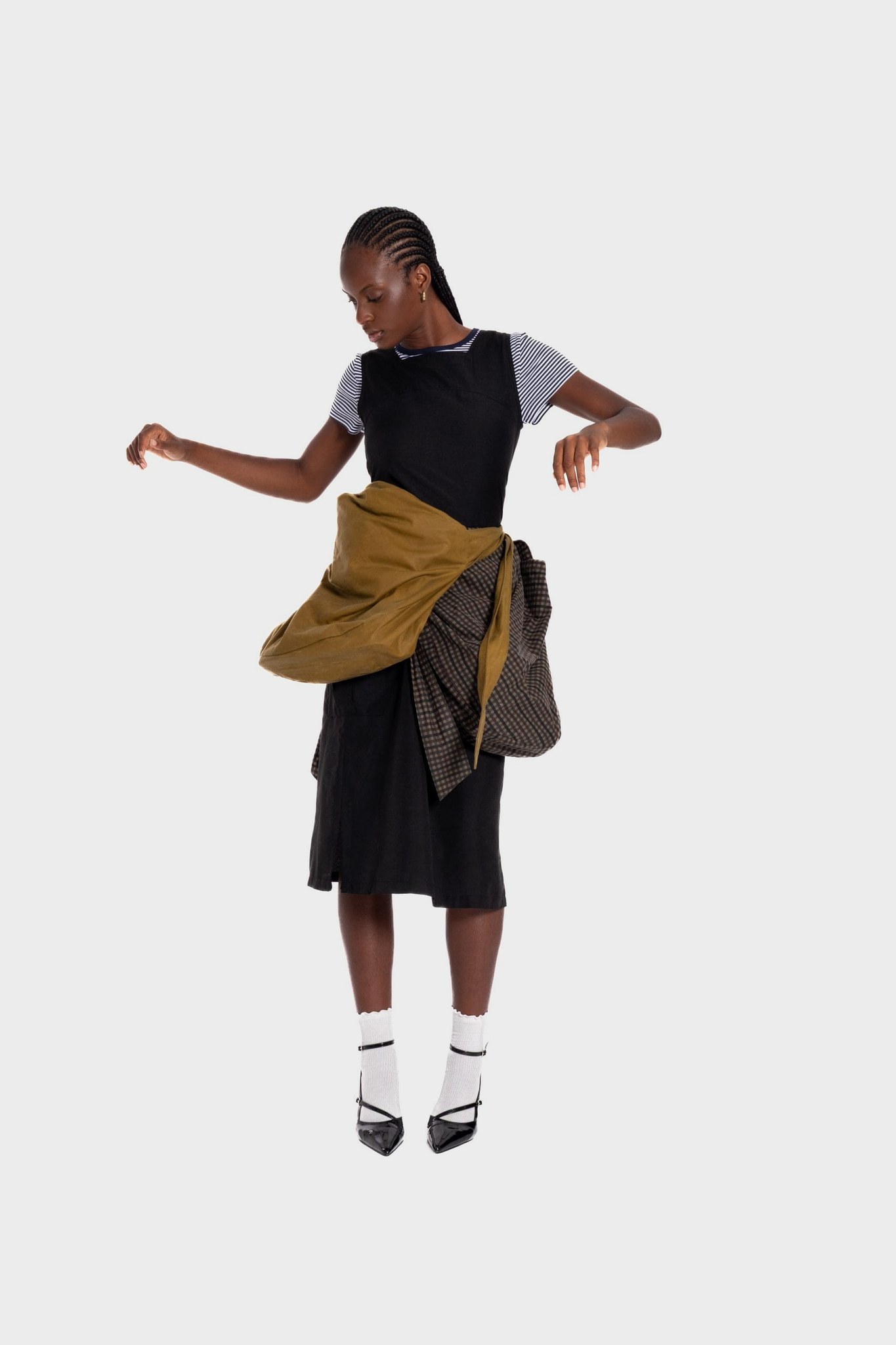 Model dancing with the olive iYOBA(G) tied at the waist